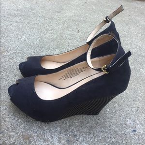 Mossimo Size 8 black wedges with gold studs ❤️