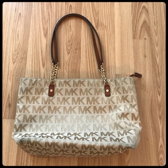 Michael Kors Handbags - ✨💯 Authentic! MICHEAL KORS SHOULDER BAG✨