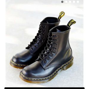 Dr. Martens 1460 Smooth Boot - size 8
