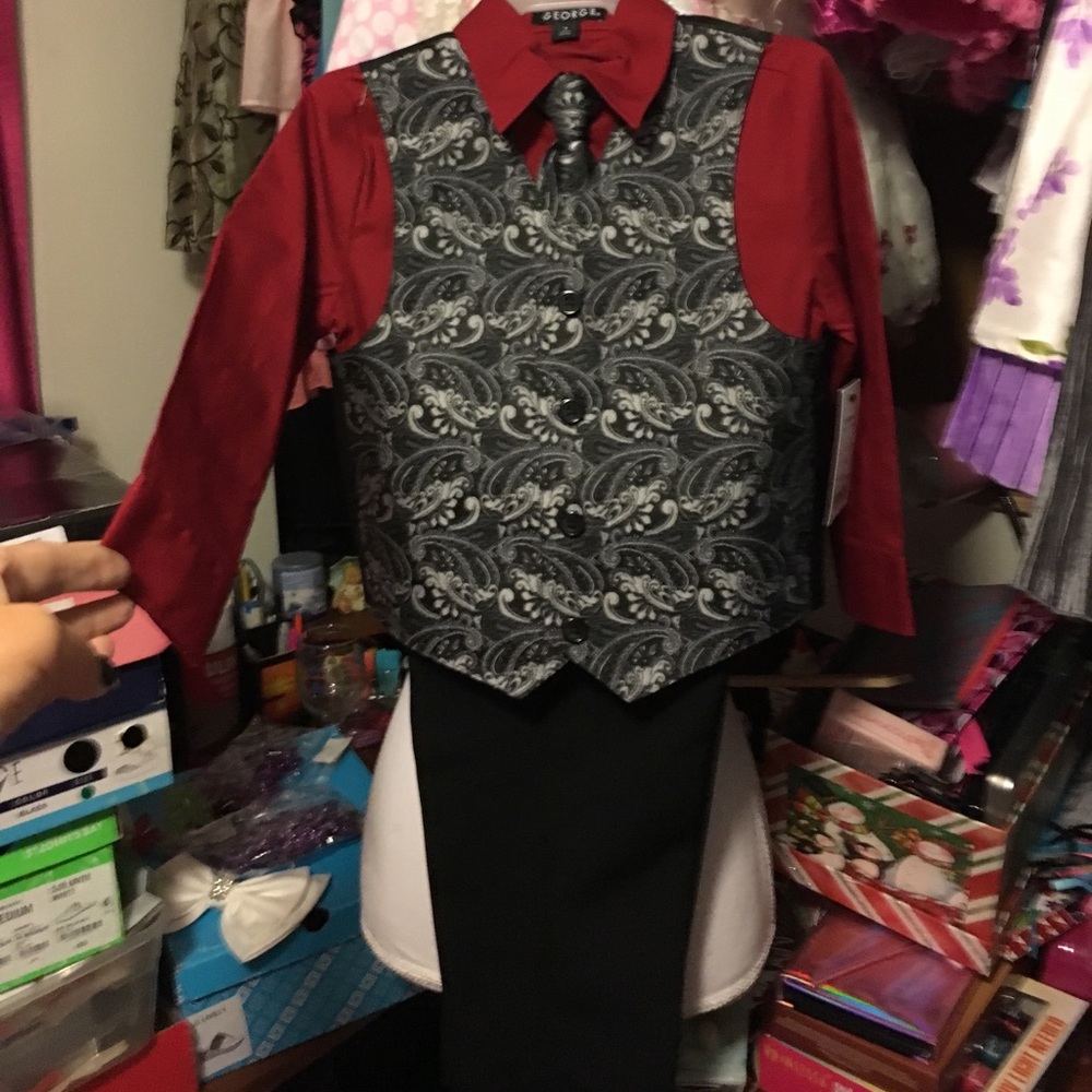 NWT BOYS 4 BLK N CRANBERRY & SIlver DESIGN ON VEST