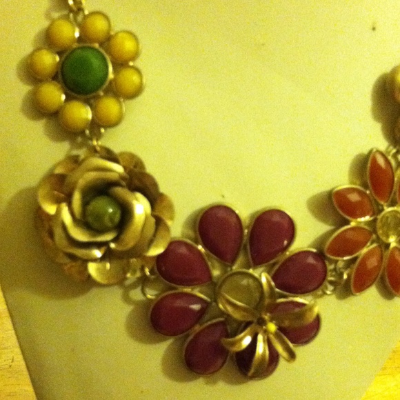 Statement flower necklace - Picture 2 of 3