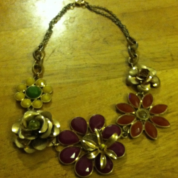 Statement flower necklace - Picture 3 of 3