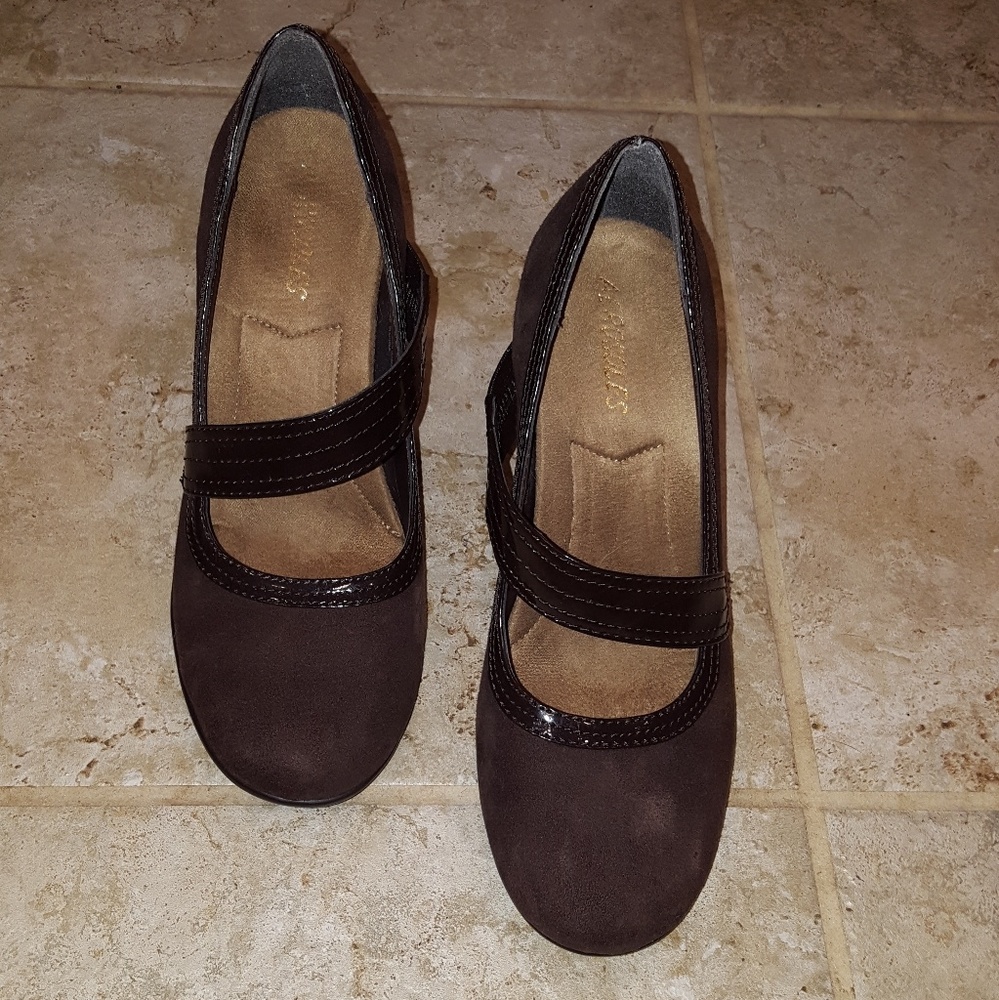 AEROSOLES Brown Round Toe Pumps