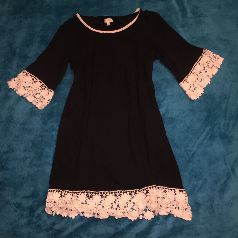 Black crepe dress with crochet detailed 3/4 sleeve