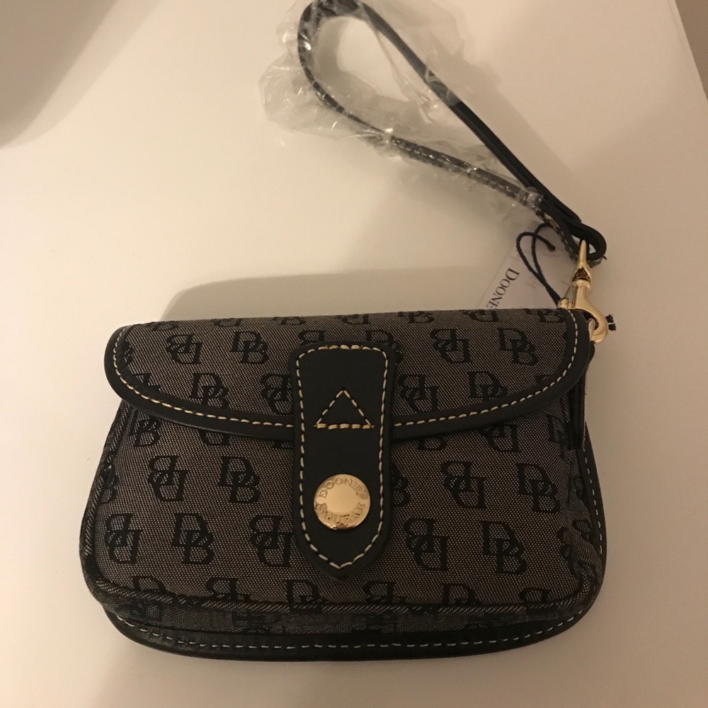 Dooney and Bourke clutch