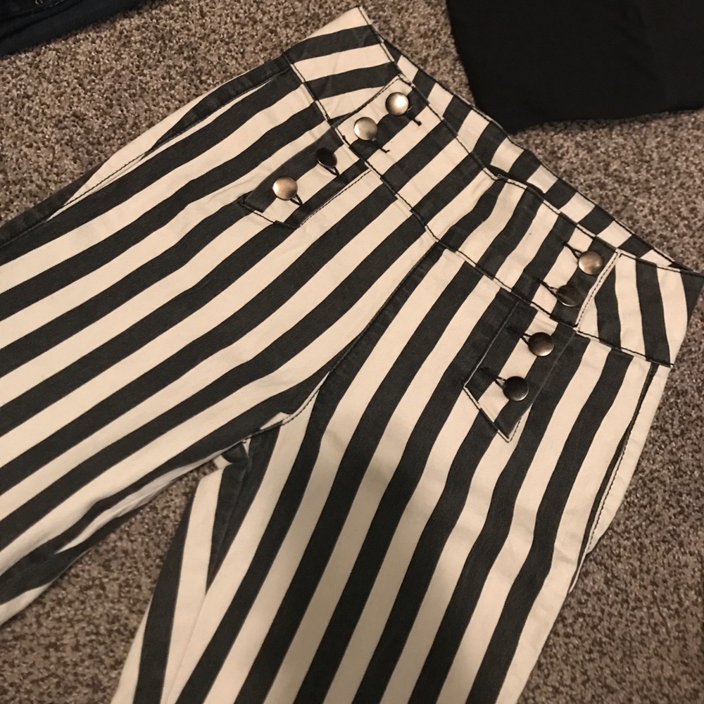 Hi waisted black and white striped jeans