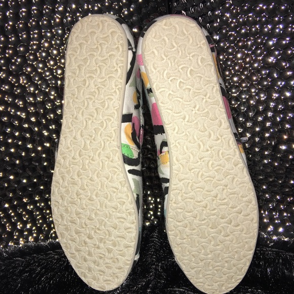 Toms - Picture 3 of 5