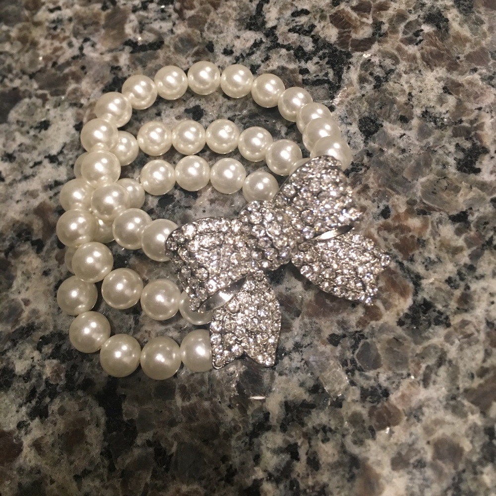 Three strand pearl bracelet with bling bow