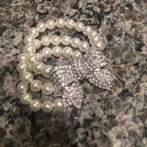 Three strand pearl bracelet with bling bow