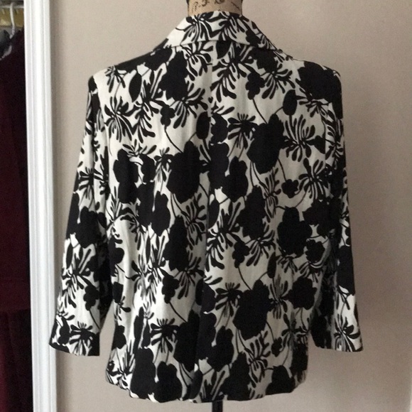 Beautiful floral jacket. - Picture 2 of 4