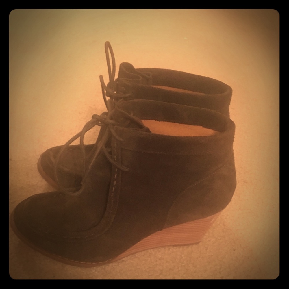 Lucky  Brand  olive green tie suede ankle boot