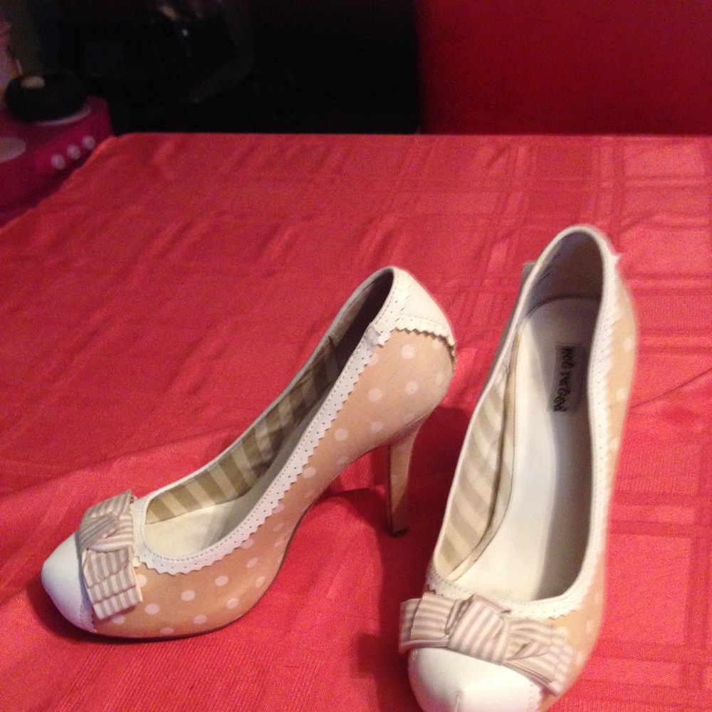 Versona beige pumps
