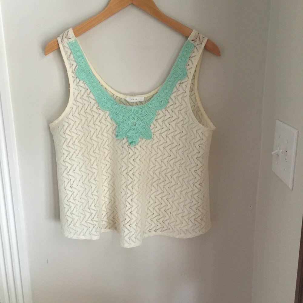🐝 Lush cropped crochet top with slit in back
