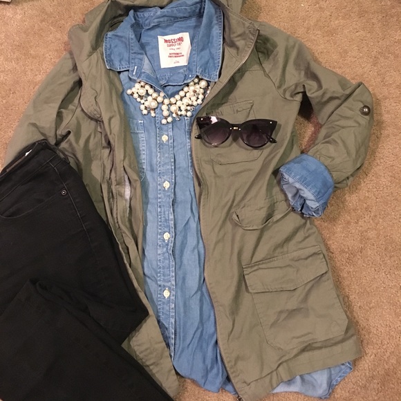 Mossimo Supply Co. Tops - Boyfriend fit chambray comfy button up shirt