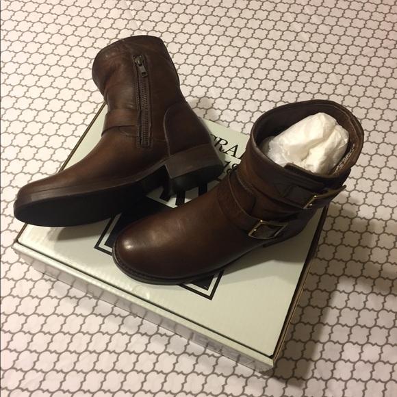 New in box, Frye Vicky Engineer boot, dark brown - Picture 3 of 8