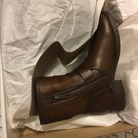 New in box, Frye Vicky Engineer boot, dark brown - Picture 5 of 8