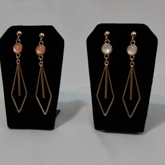 Pearl Triangle Earrings - Picture 3 of 4