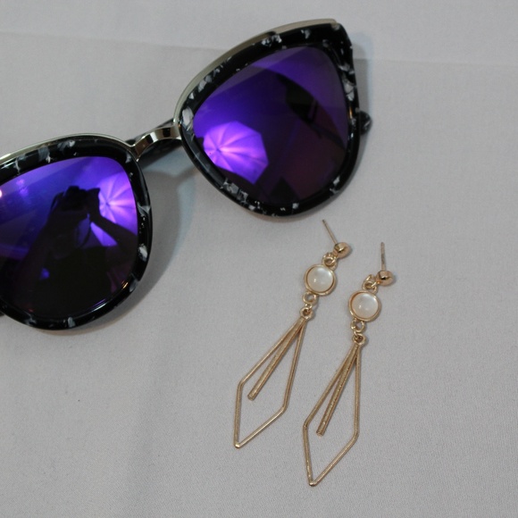 Pearl Triangle Earrings - Picture 4 of 4