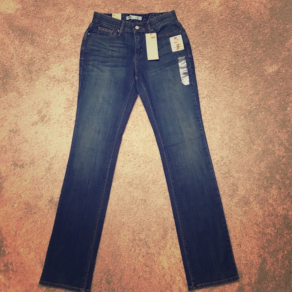 NWT Perfect waist, dark wash Levi jeans.