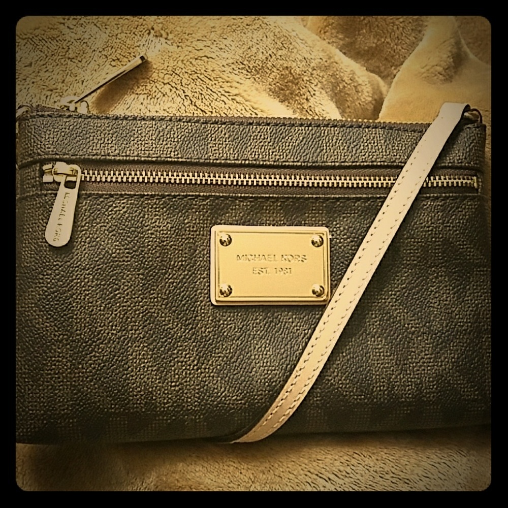 LIKE NEW NEVER USED Michael Kors wristlet