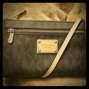 LIKE NEW NEVER USED Michael Kors wristlet
