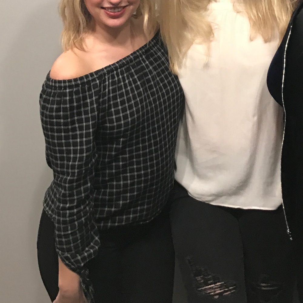 Off the Shoulder Top - Picture 3 of 3