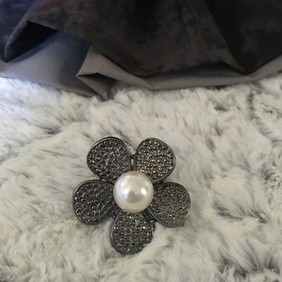 Jewelry - Flower Ring. Stretchy adjustable