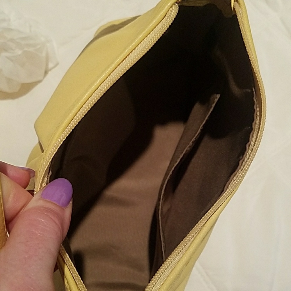 Cute creamy yellow purse - Picture 3 of 4