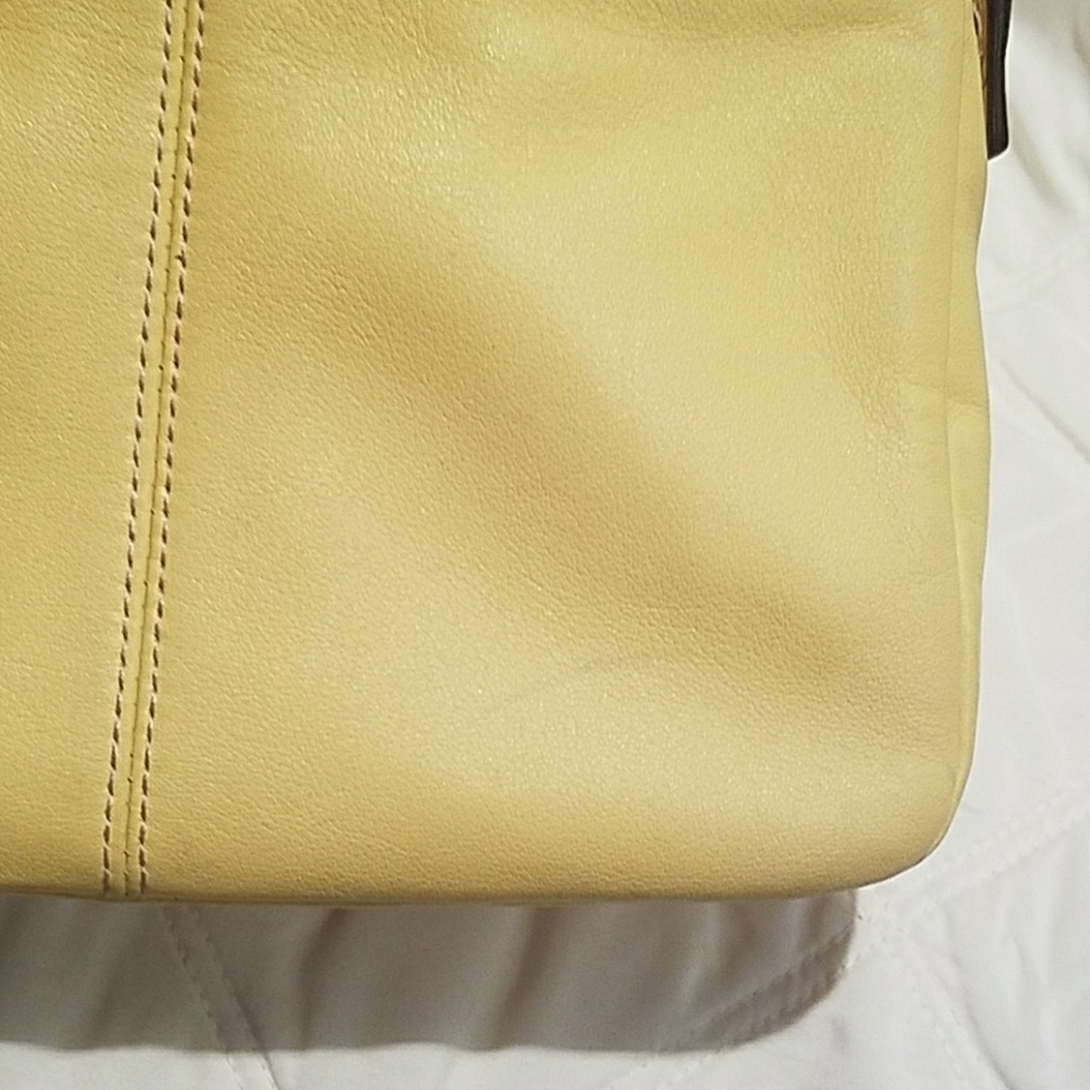 Cute creamy yellow purse - Picture 4 of 4