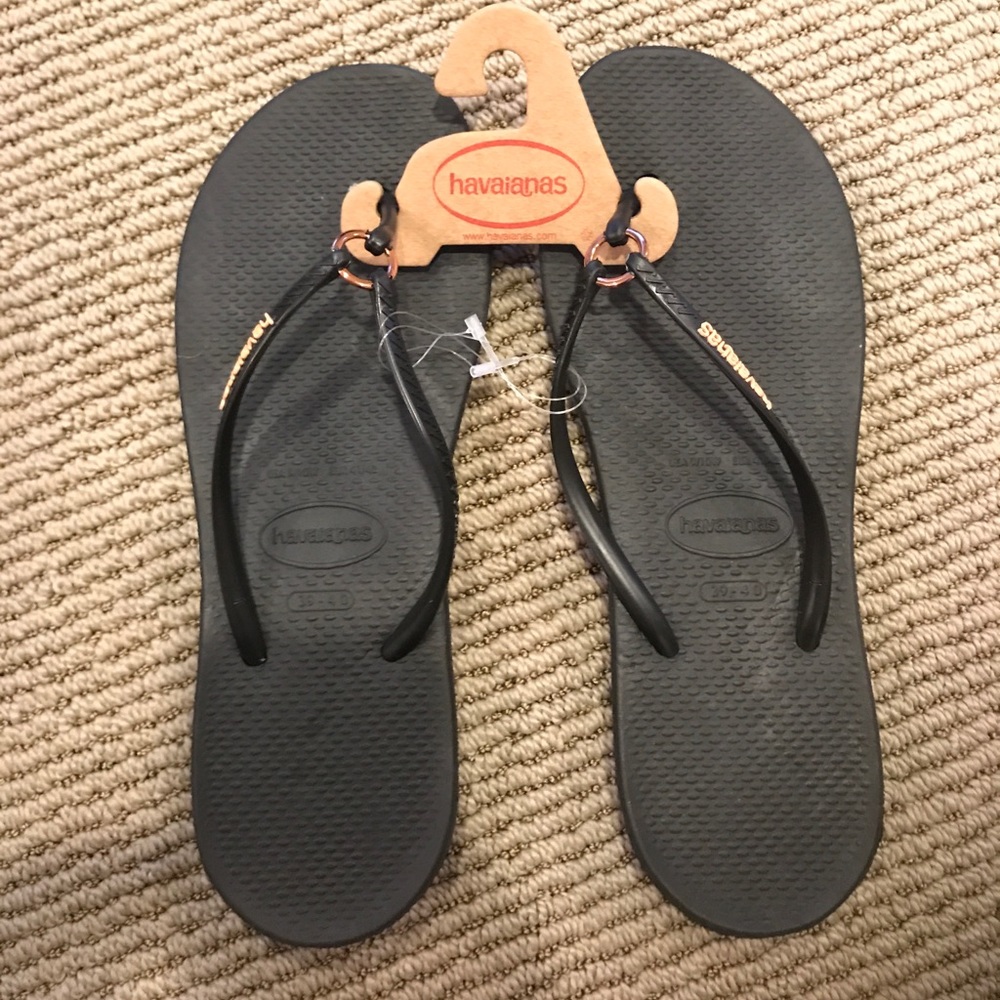 Havaianas Black Sandle w rose gold ring