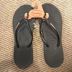 Havaianas Black Sandle w rose gold ring