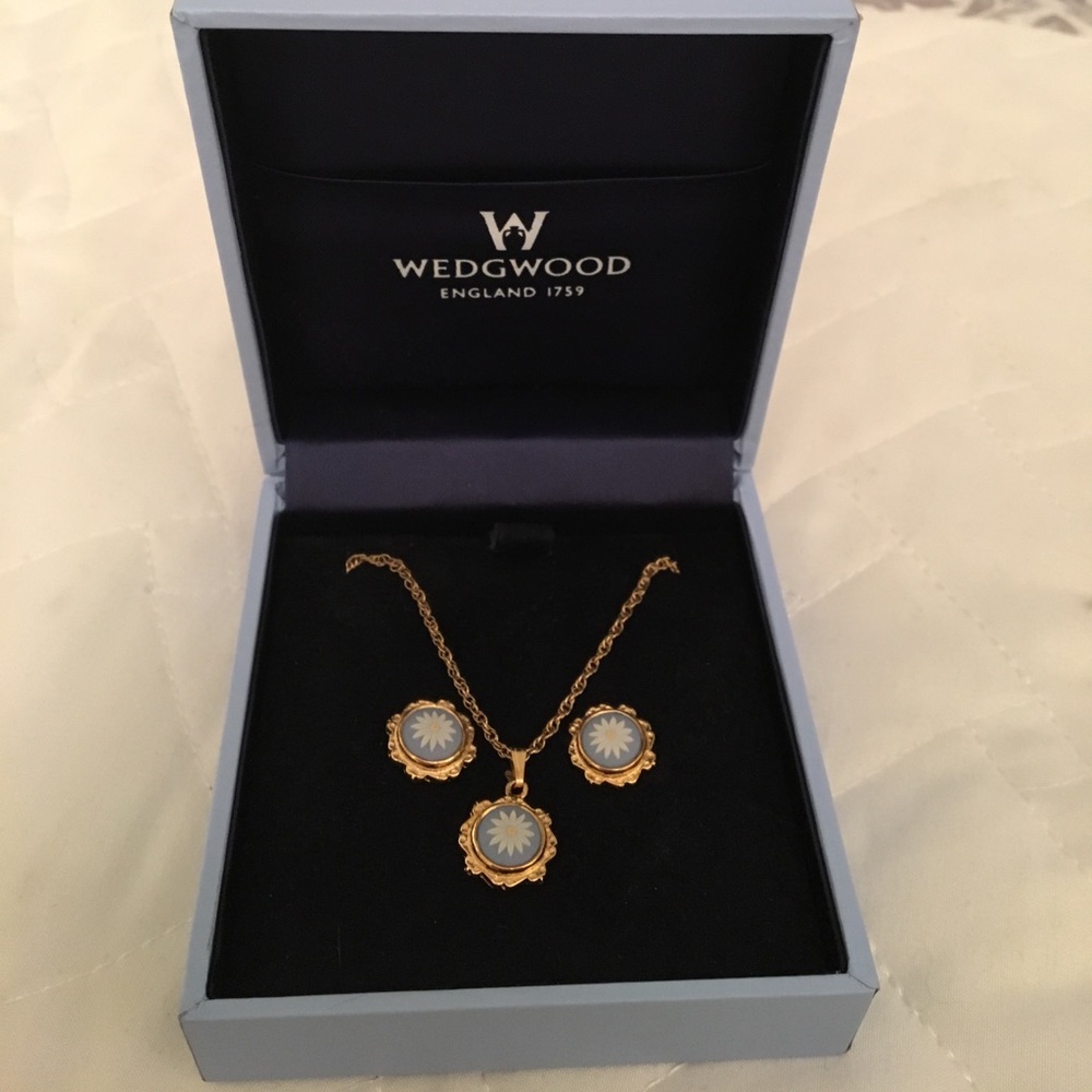 Genuine vintage Wedgewood necklace earring set