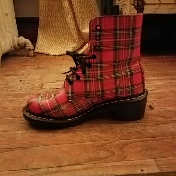 Photos of scuff on right plaid Dr Martens boot - Picture 1 of 3