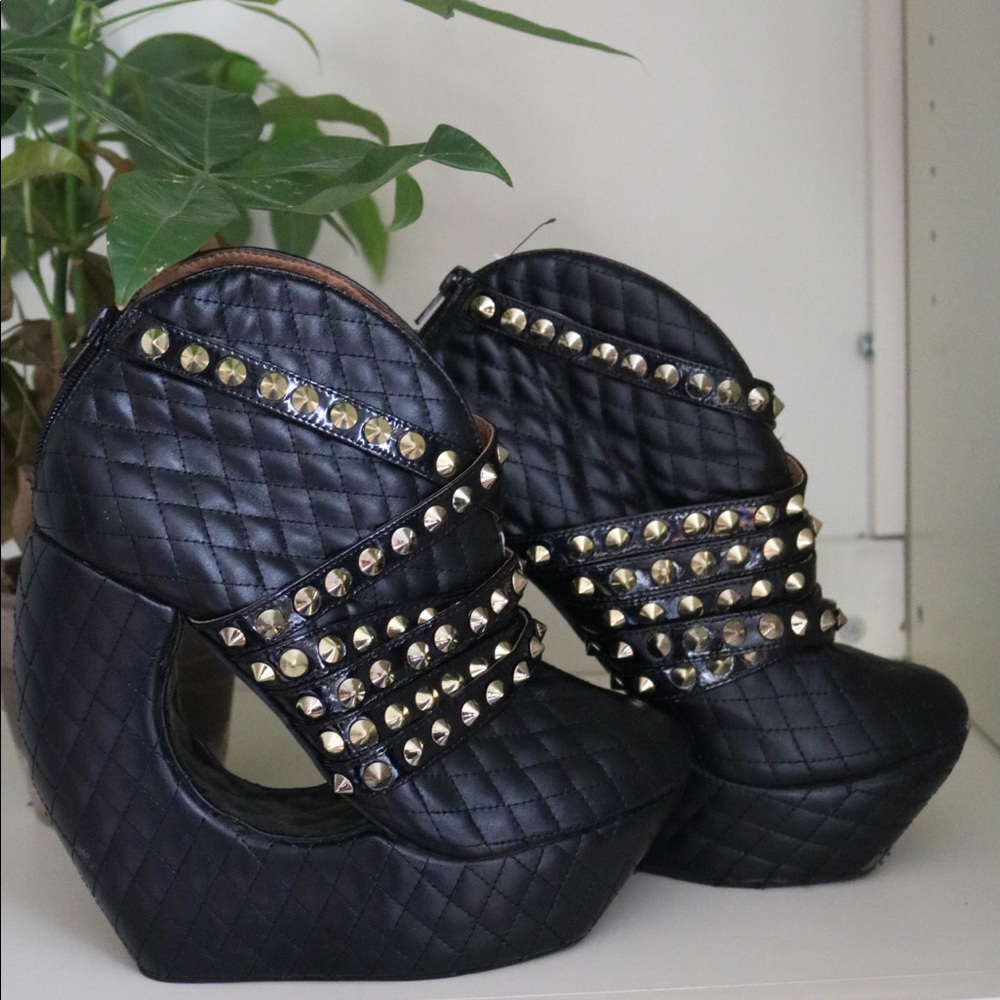 🥀Gold Studded Black Cut Out Heel Wedge🥀