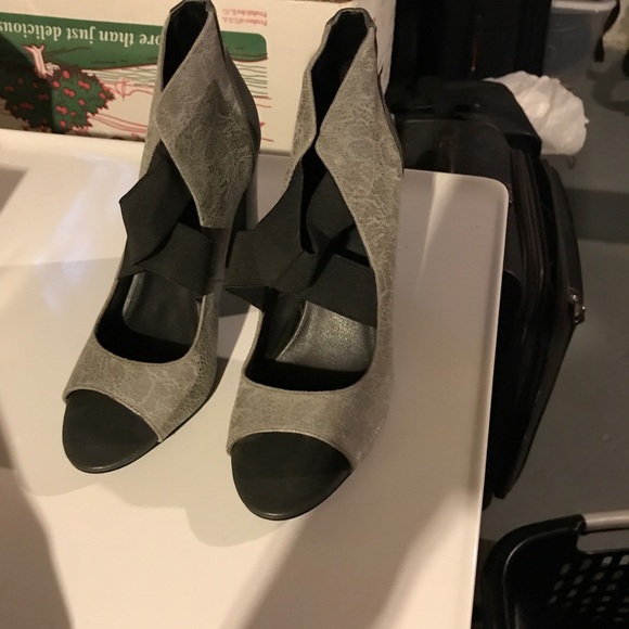 Charles David heels NWOT only worn once - Picture 2 of 5