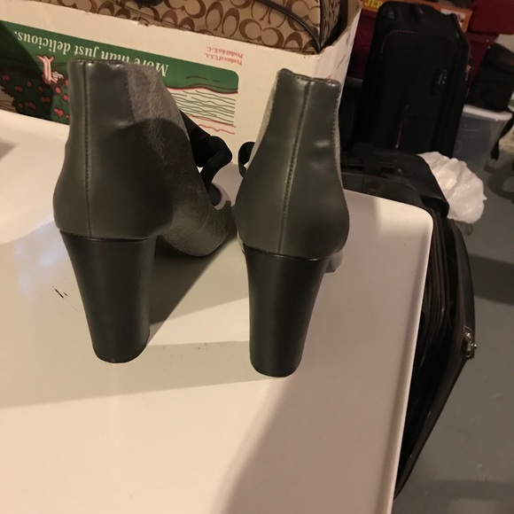 Charles David heels NWOT only worn once - Picture 3 of 5