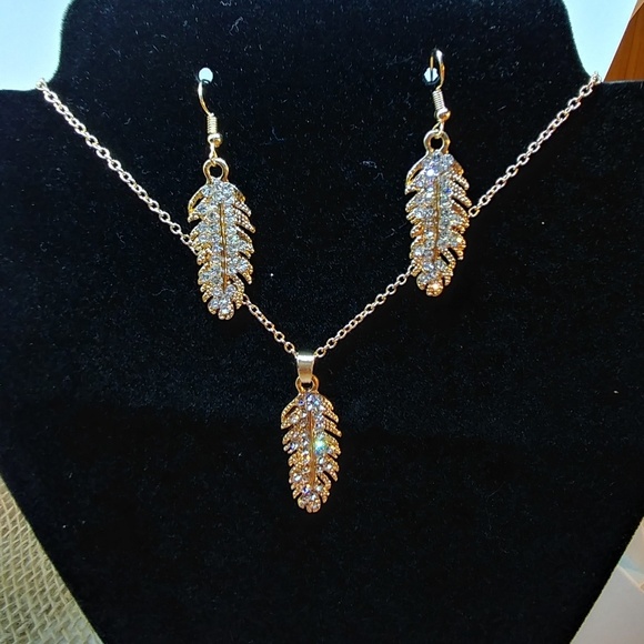 Jewelry - Brand new! Gold Rhinestone Leaves Jewelry Set