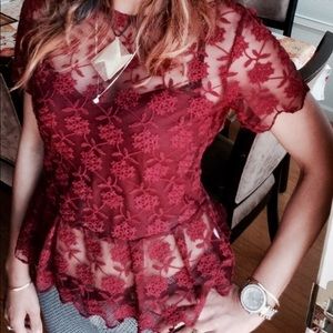 Like new! Priced to sell! Pretty lace top.