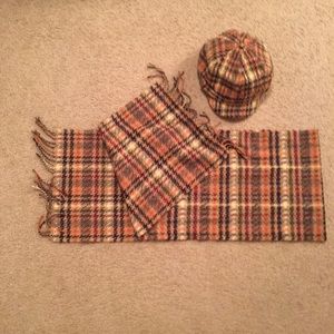 *****MARKDOWN ITEM******** Hat & Scarf set