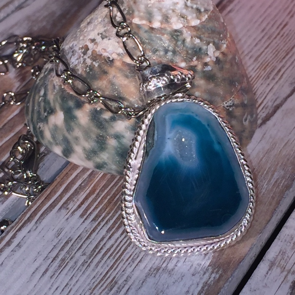NWOT Dreamy Agate Druzy Pendant – Blue WRR48-8200