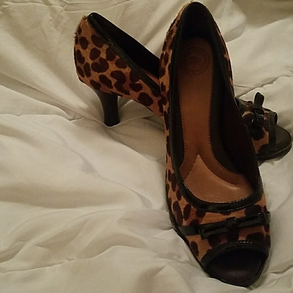 Make offer♥♥like new animal print shoes