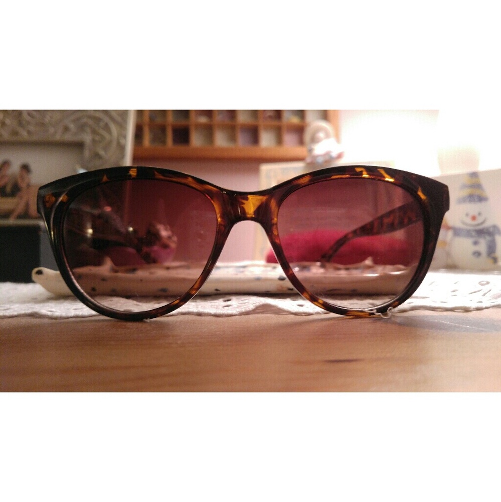 *O by Oscar de la Renta sunglasses*