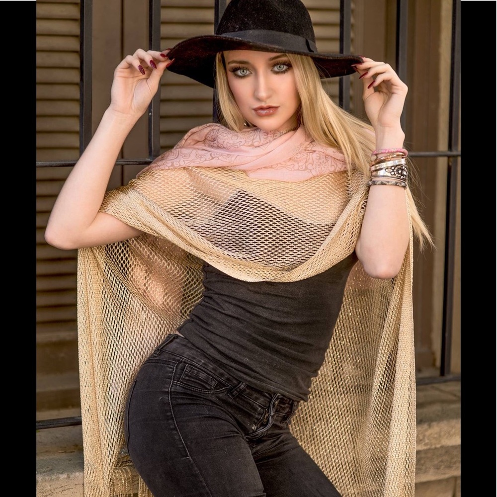 Poncho - Picture 4 of 4