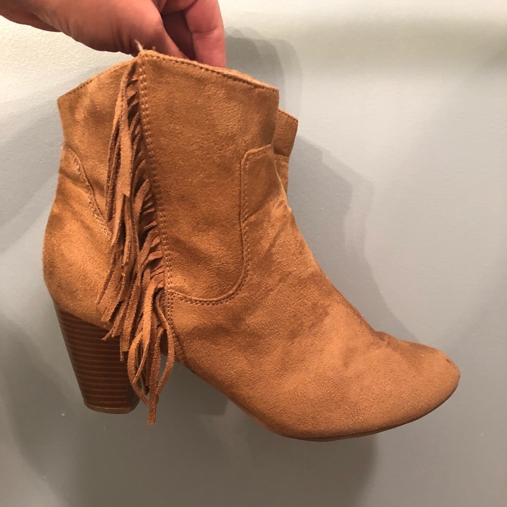 Suede ankle boots with fringe