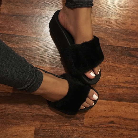 Wild Diva Shoes - Fuzzy slides