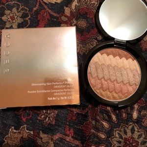 Becca shimmering gradient glow highlight powder