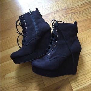 Suede wedge Lace up bootie