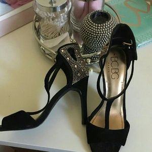 EUC. BCBG Paris Black Suede T strap Sandals