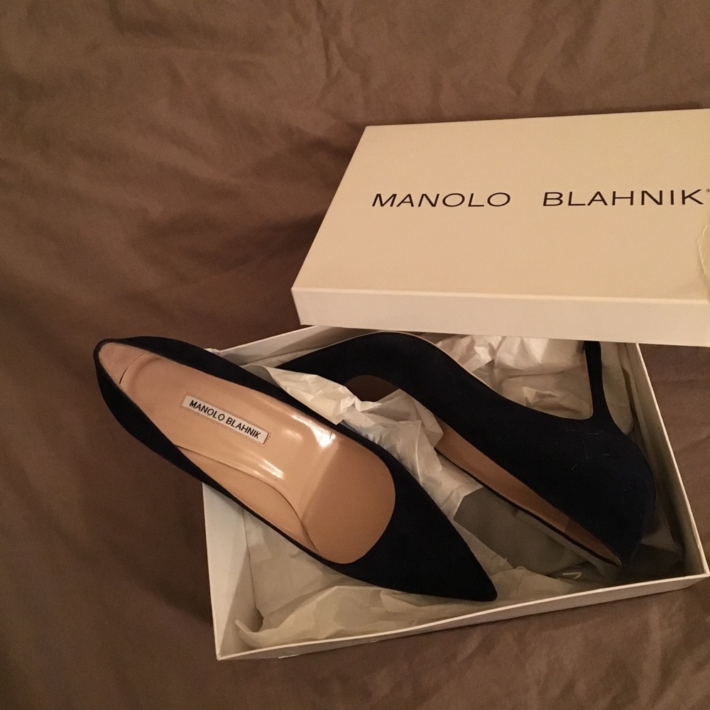 Manolo Blahnik BB 70 Navy Suede Pointy Toe Pumps