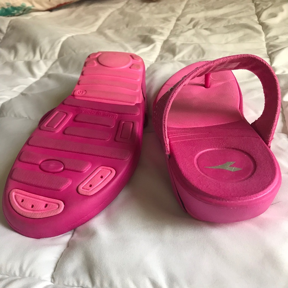 Pink flip flops - Picture 3 of 3